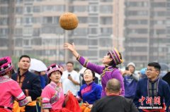 广西罗城：竹球竞技赛享乐趣